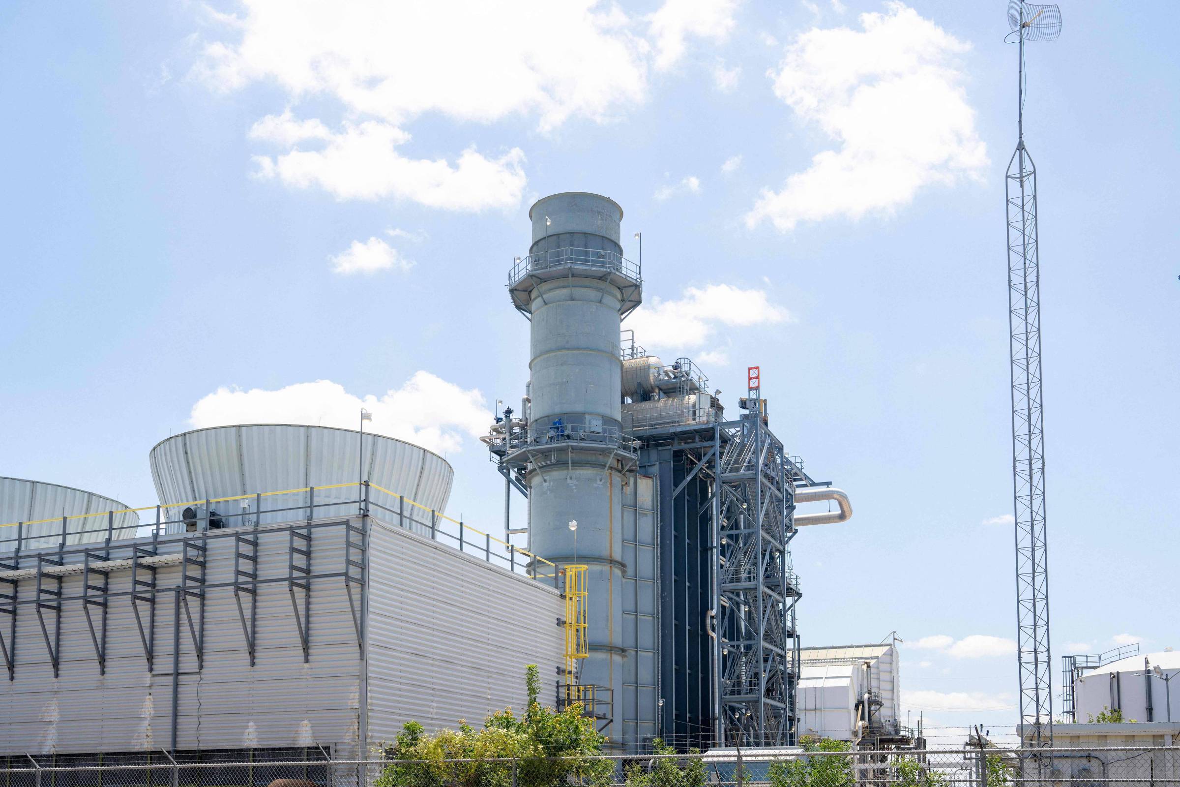 IA impulsionará mais a produção de petróleo e gás do que a energia limpa, aponta relatório