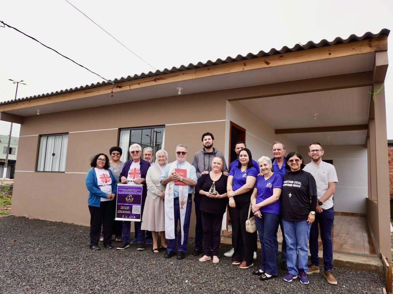 Paróquia da diocese de Umuarama entrega segunda casa a família atingida pelo tornado em Rio Bonito do Iguaçu