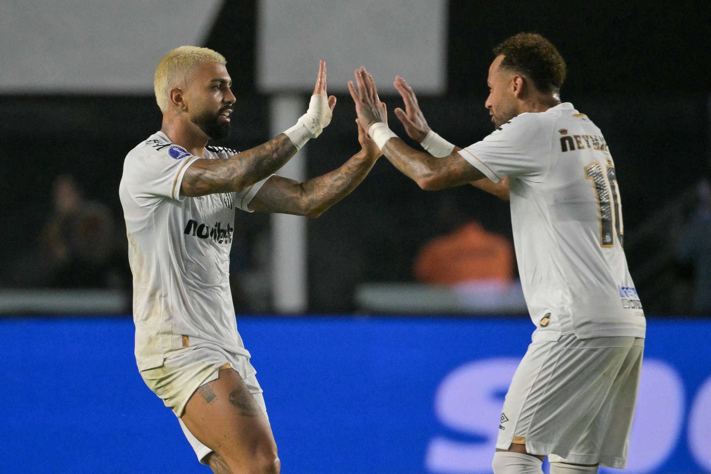 Santos vira sobre o Macará na Vila e leva vantagem de um gol para o Equador
