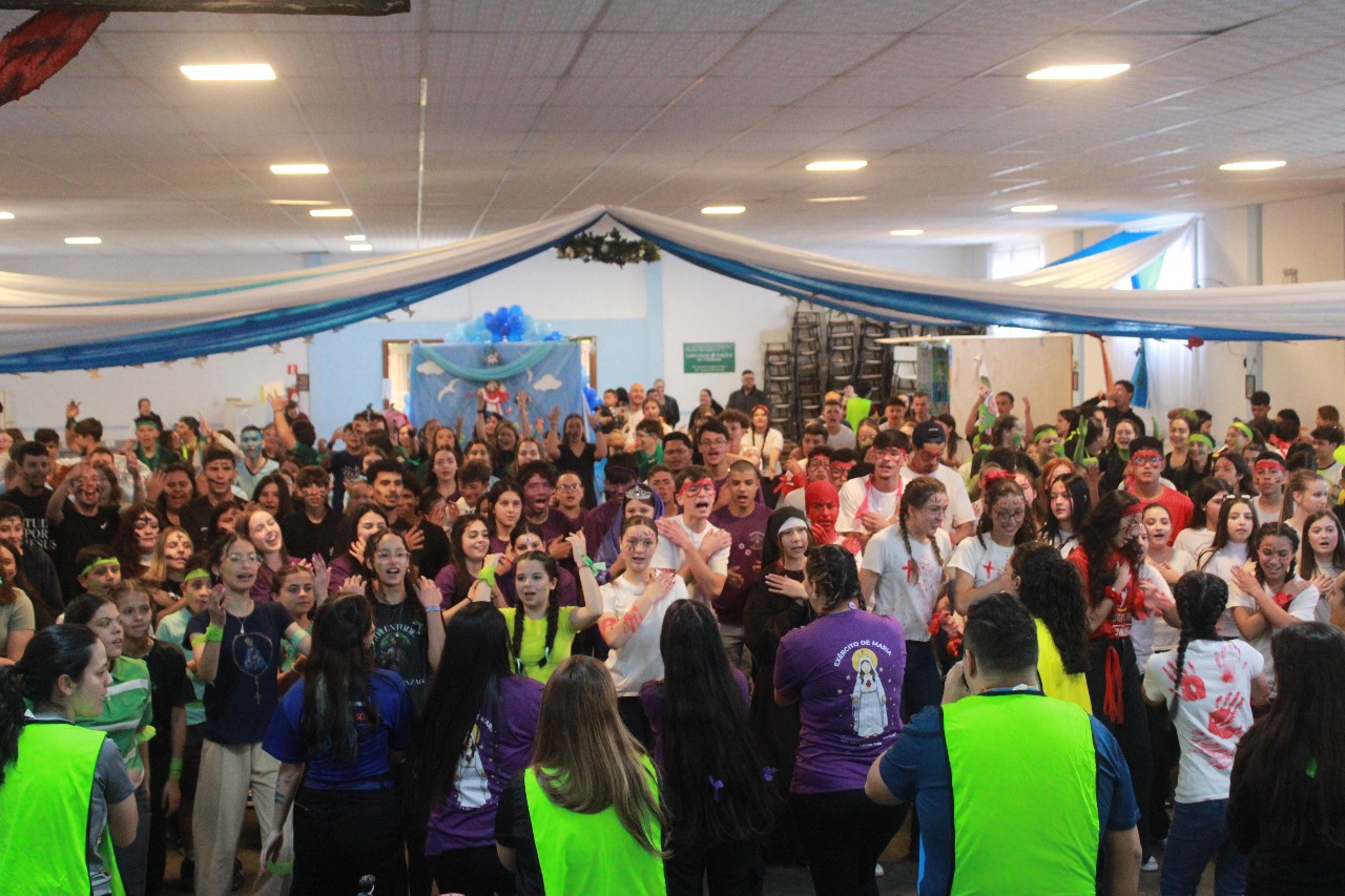 Gincana reúne mais de 500 jovens em Ponta Grossa