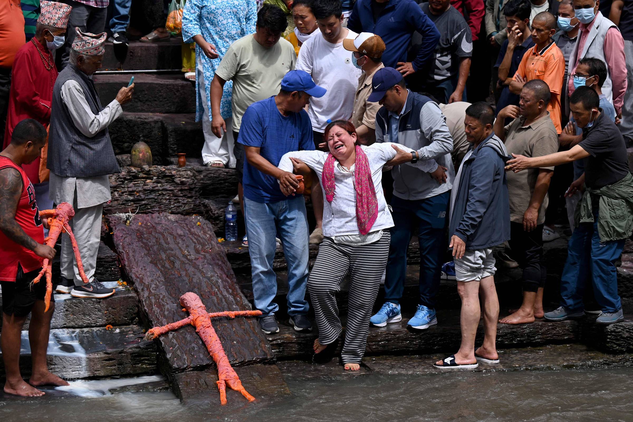 Famílias organizam funerais sem corpos no Nepal