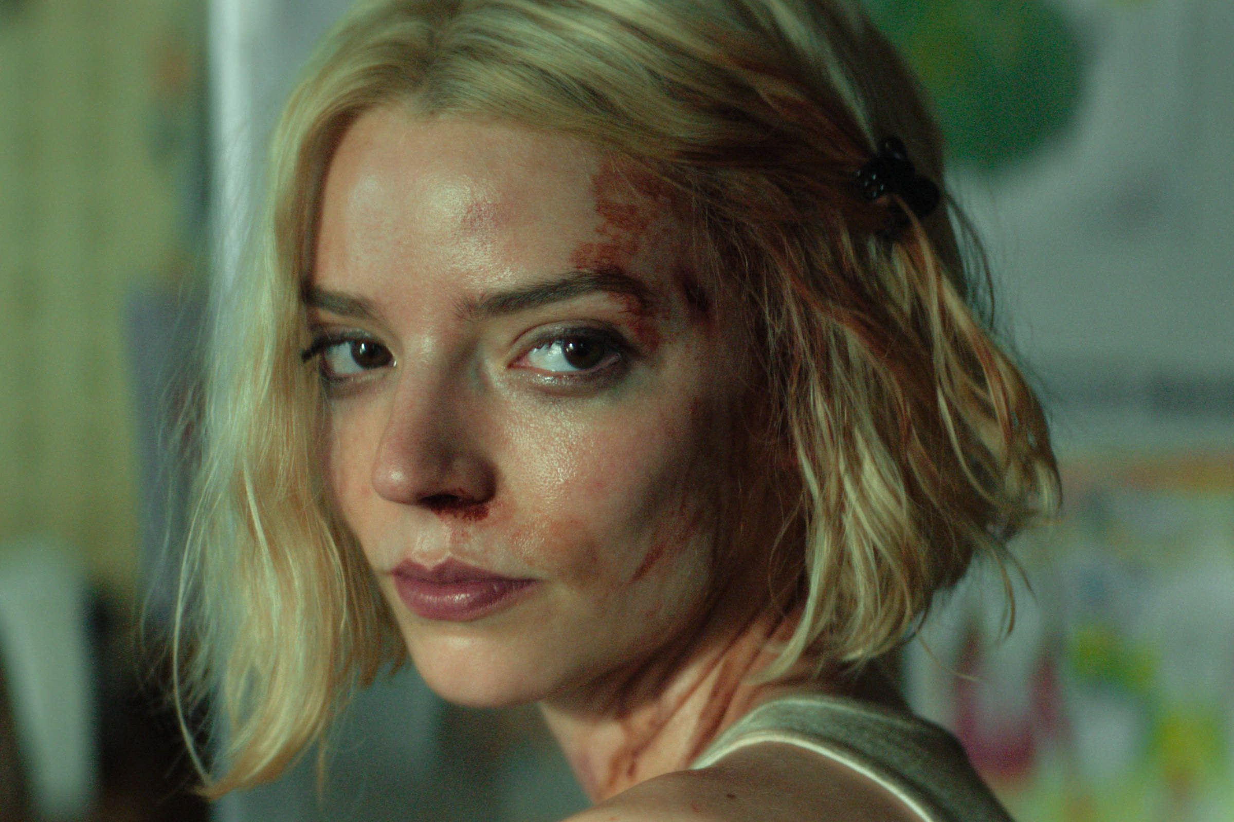 'Eu seria uma péssima vigarista', diz Anya Taylor-Joy, que vive uma na série 'Lucky'