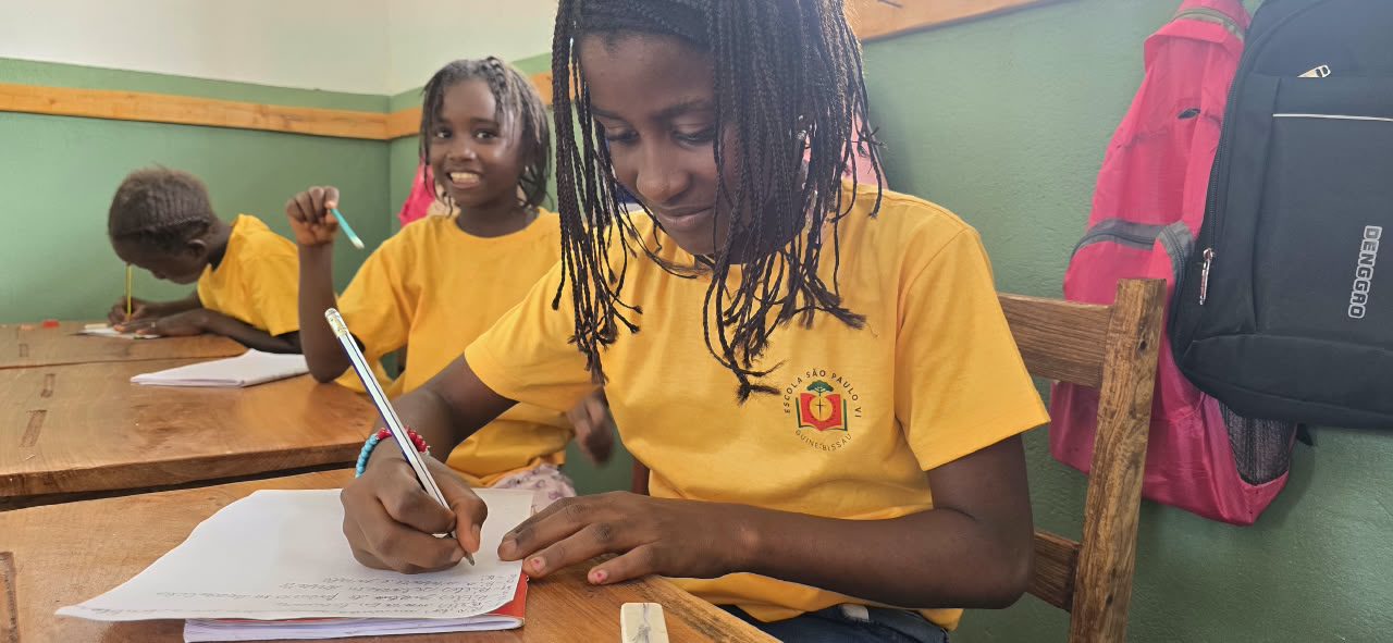 Missionários benfeitores ajudam crianças na Guiné-Bissau com a merenda escolar
