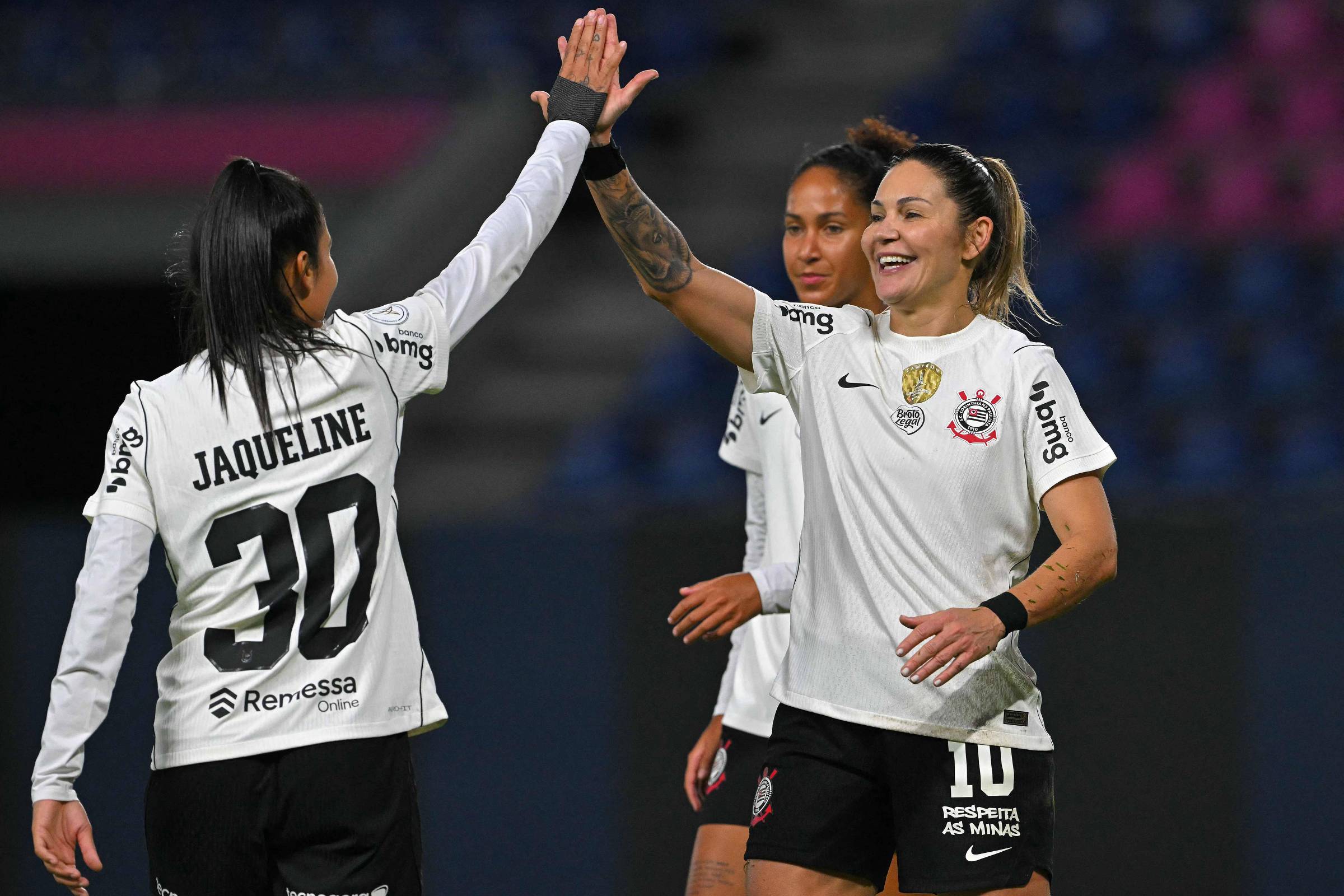 Corinthians goleia e avança à semifinal da Libertadores feminina em busca de sétimo título