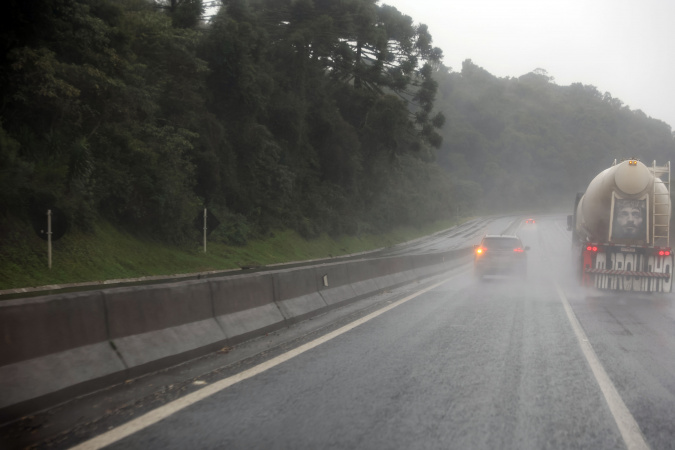 Governo do Estado monitora rodovias estaduais; chuva intensa causa deslizamento em encostas