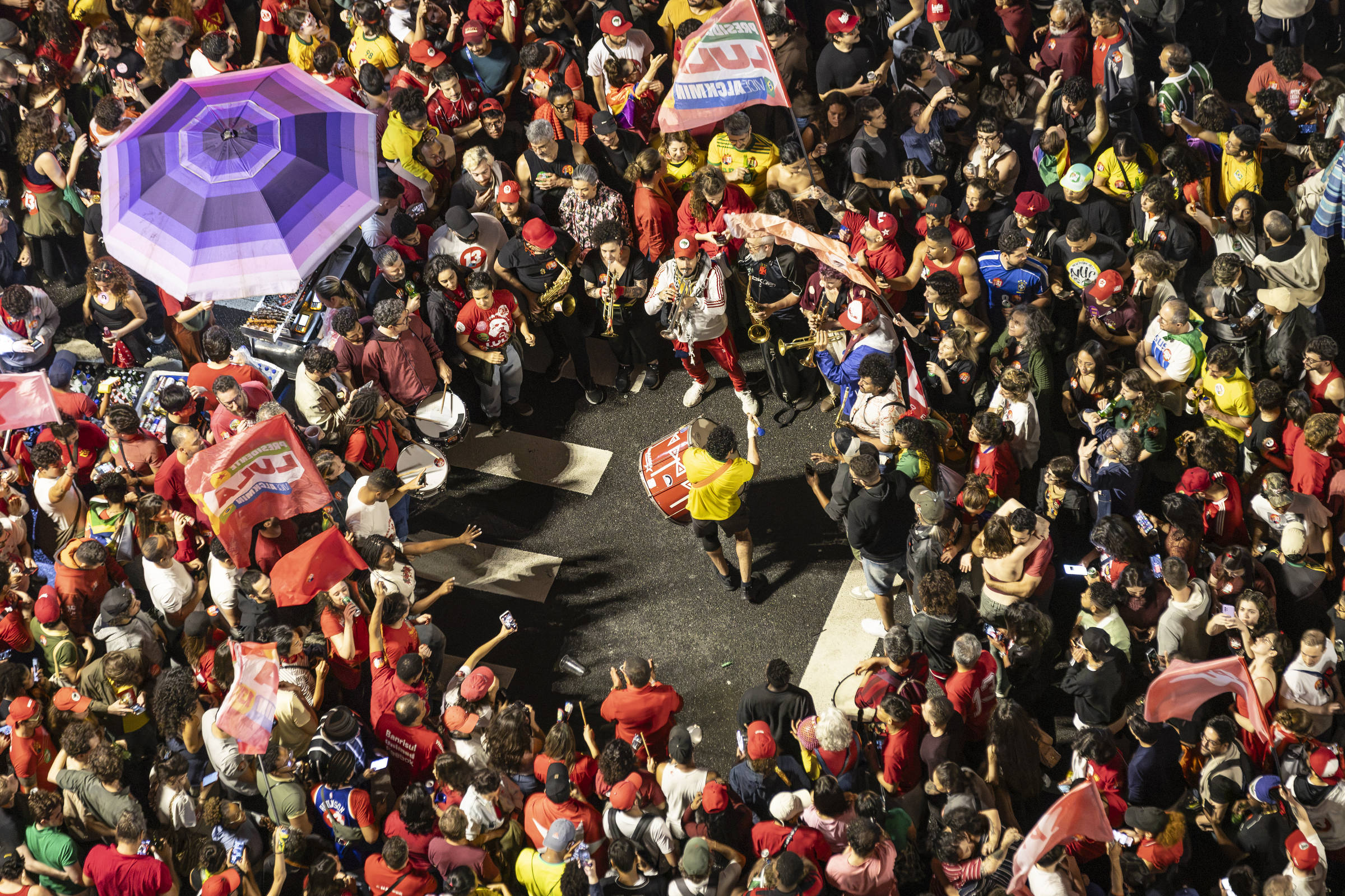 Petistas comemoram vitória de Lula, e bolsonaristas contestam resultado