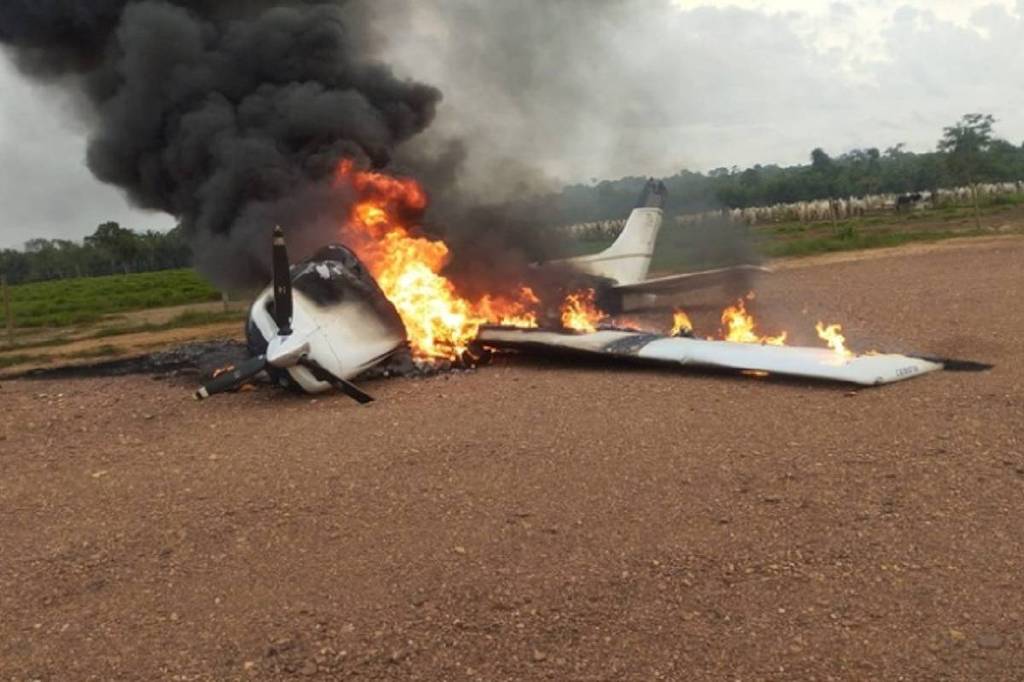 A-29 Super Tucano e E-99 interceptam Cessna vindo da Bolívia e piloto faz pouso forçado em MT