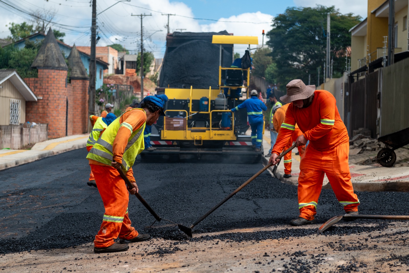 Obras avançam na Vila Guaíra, que já recebe asfalto novo