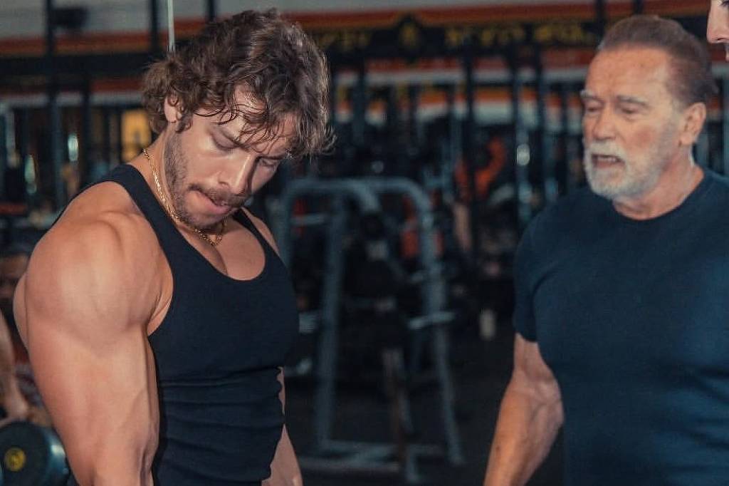 Filho de Schwarzenegger vence campeonato e se profissionaliza no fisiculturismo