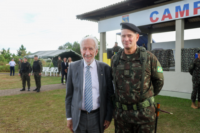 Darci Piana participa da troca de comando da 5ª Divisão de Exército, em Curitiba