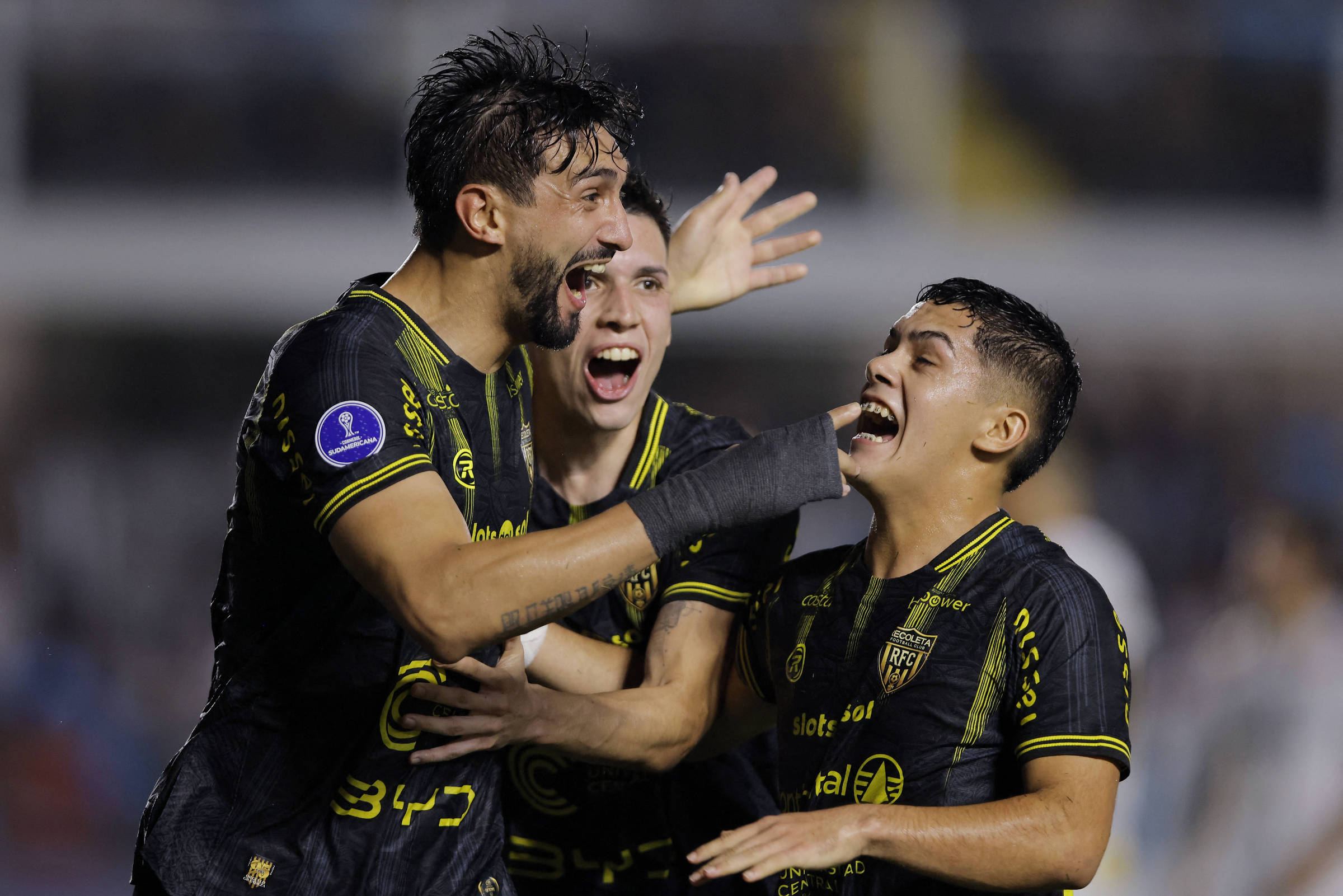 Um gol para a história, zero vivalma para a festa