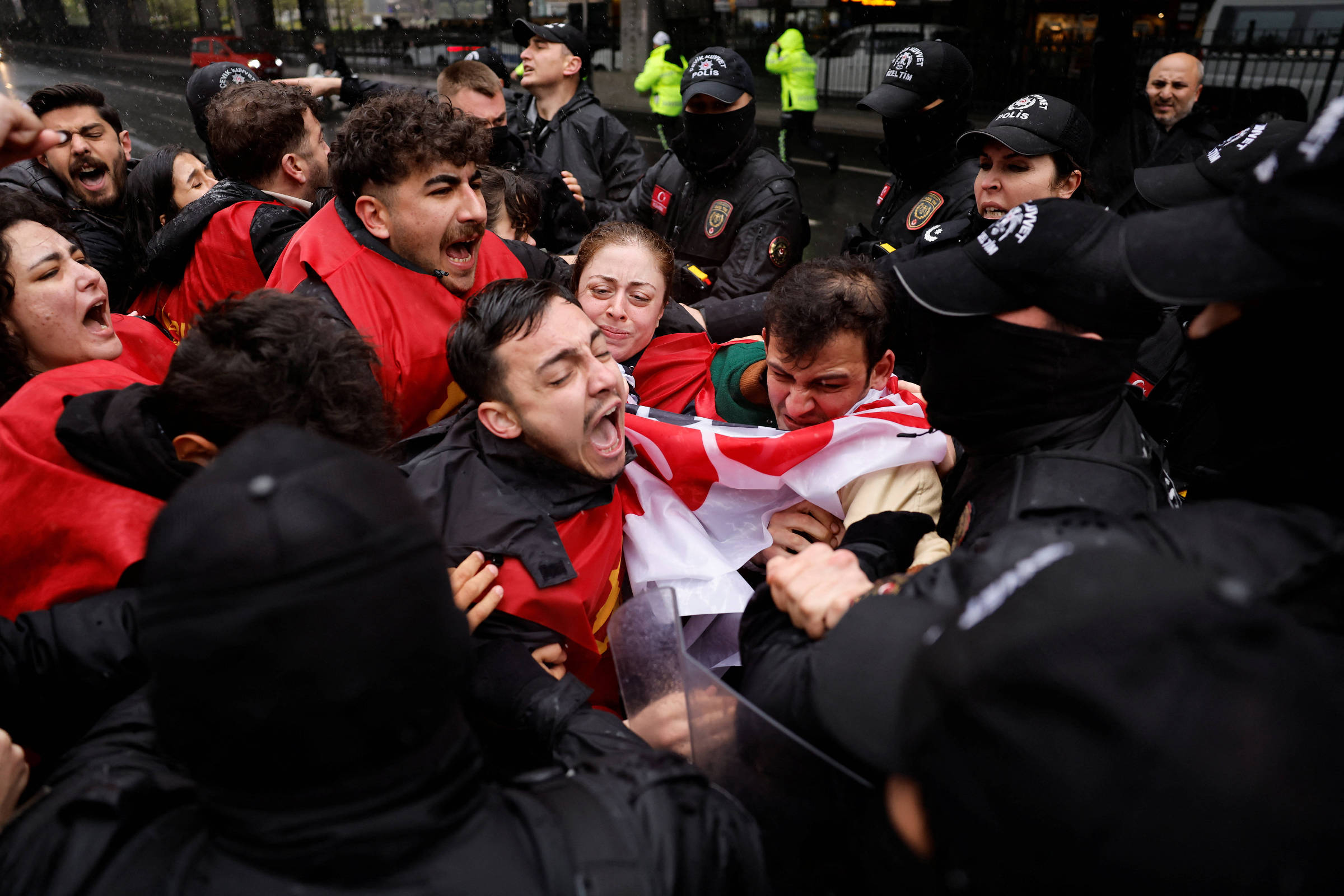 Polícia da Turquia prende centenas de manifestantes em atos do 1º de Maio, diz associação local