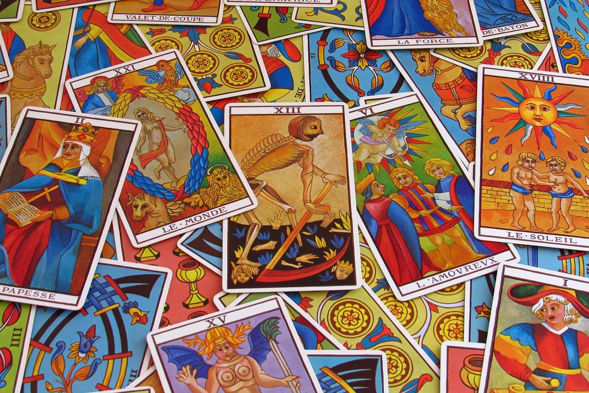 Tarô revela o que cada signo precisa saber sobre dinheiro neste mês