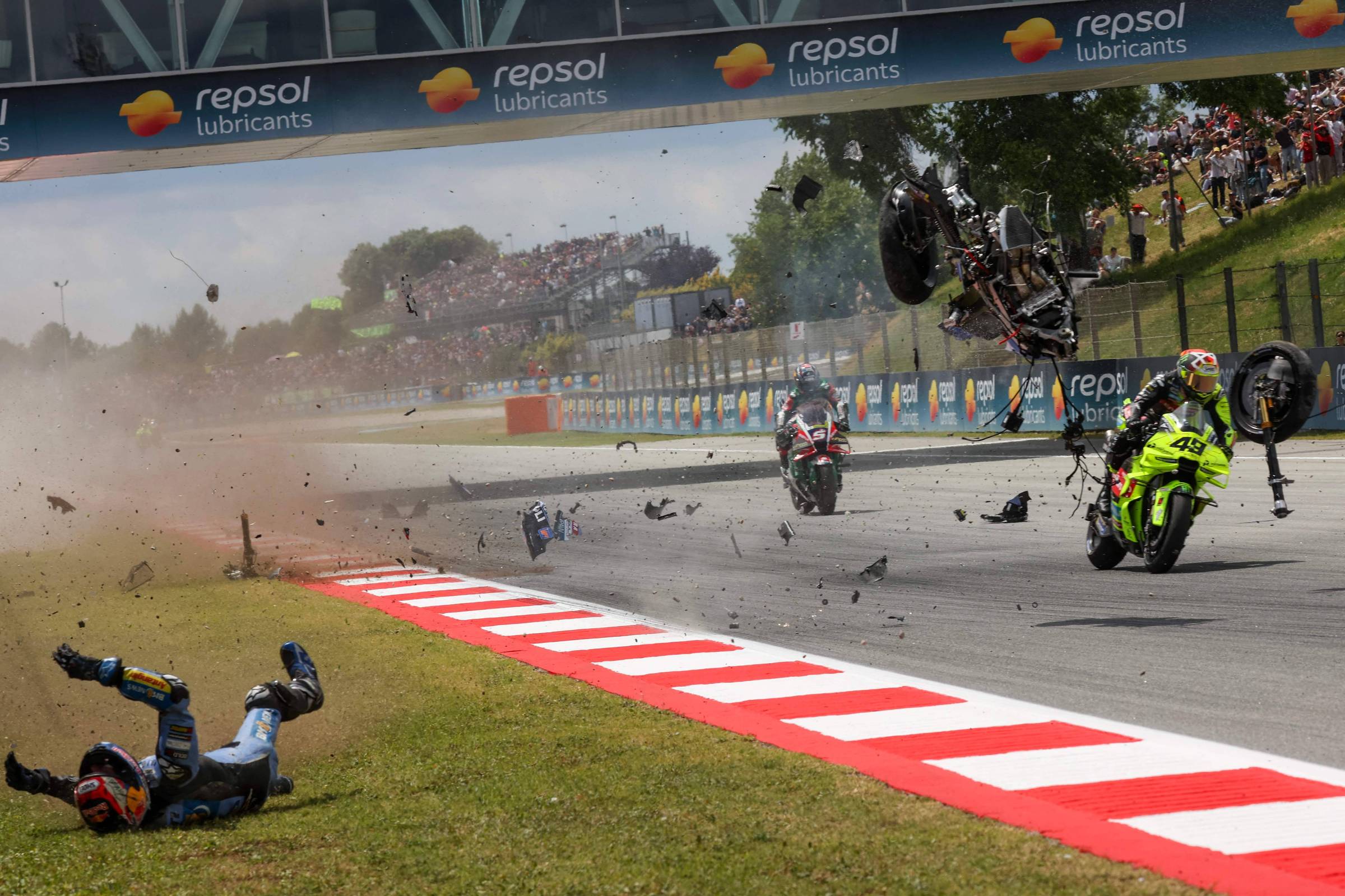 Piloto espanhol sofre múltiplas fraturas após acidente impressionante na MotoGP