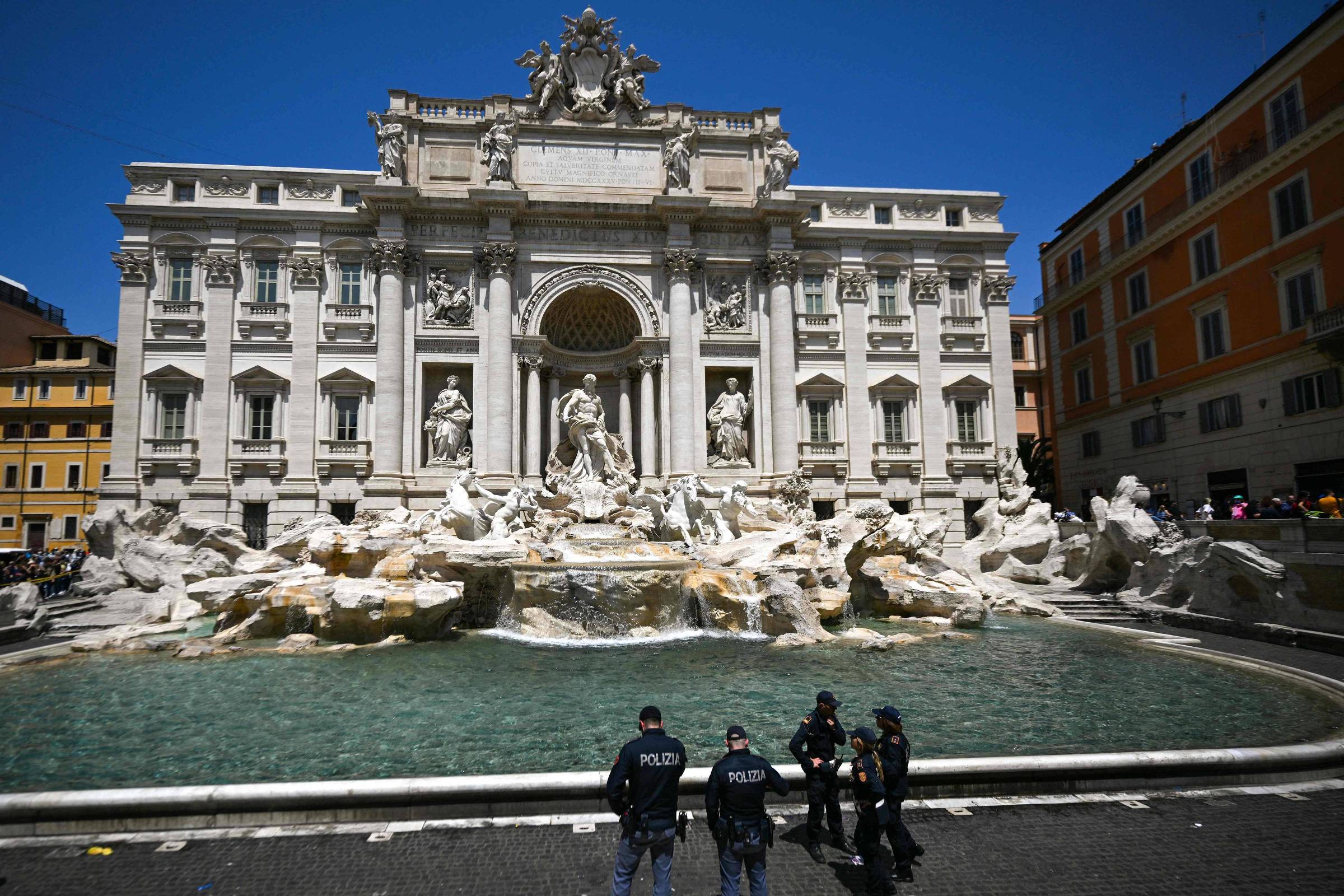 Turista é detido e multado em 500 euros por mergulhar na Fontana di Trevi