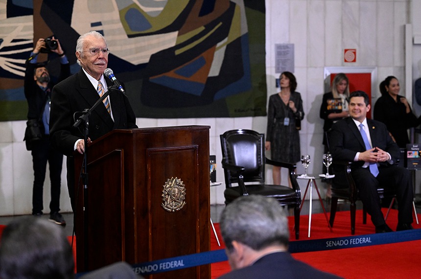 José Sarney relança três de seus romances no Senado