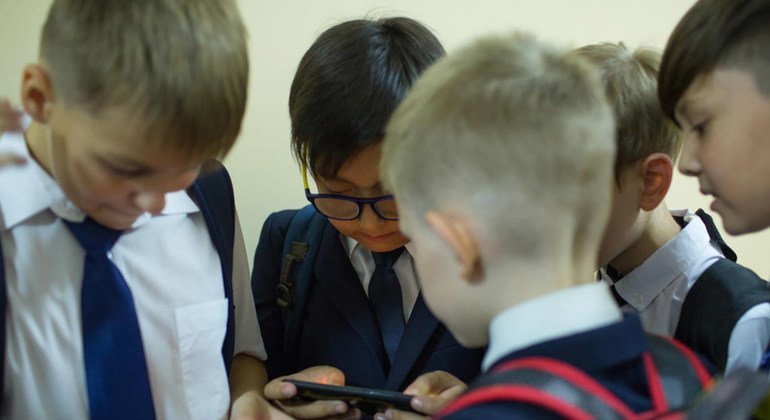 Uso de dispositivos em excesso compromete desenvolvimento infantil