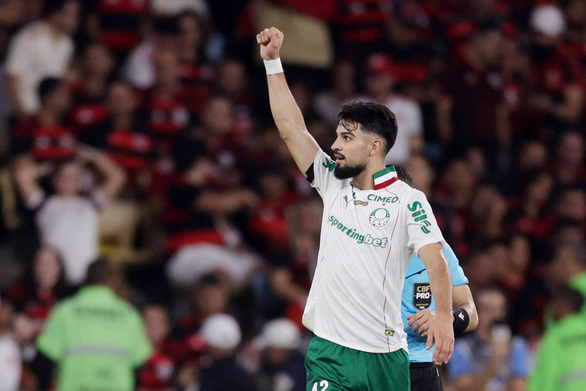 Com um a mais desde o primeiro tempo, Palmeiras bate o Flamengo e amplia liderança no Brasileiro