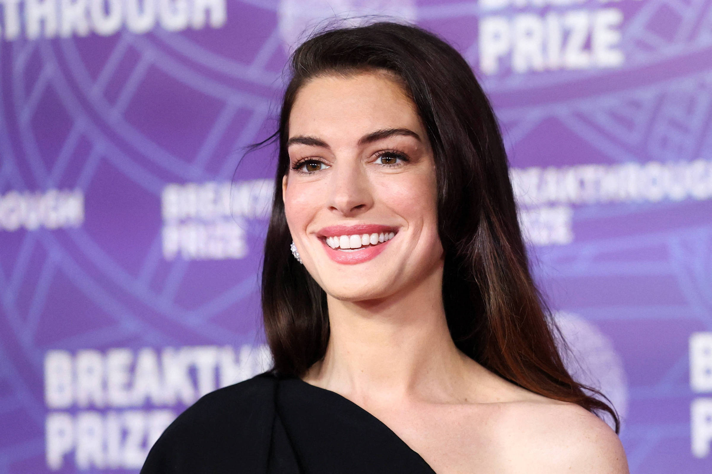 Catarata precoce deixou Anne Hathaway 'praticamente cega' por dez anos