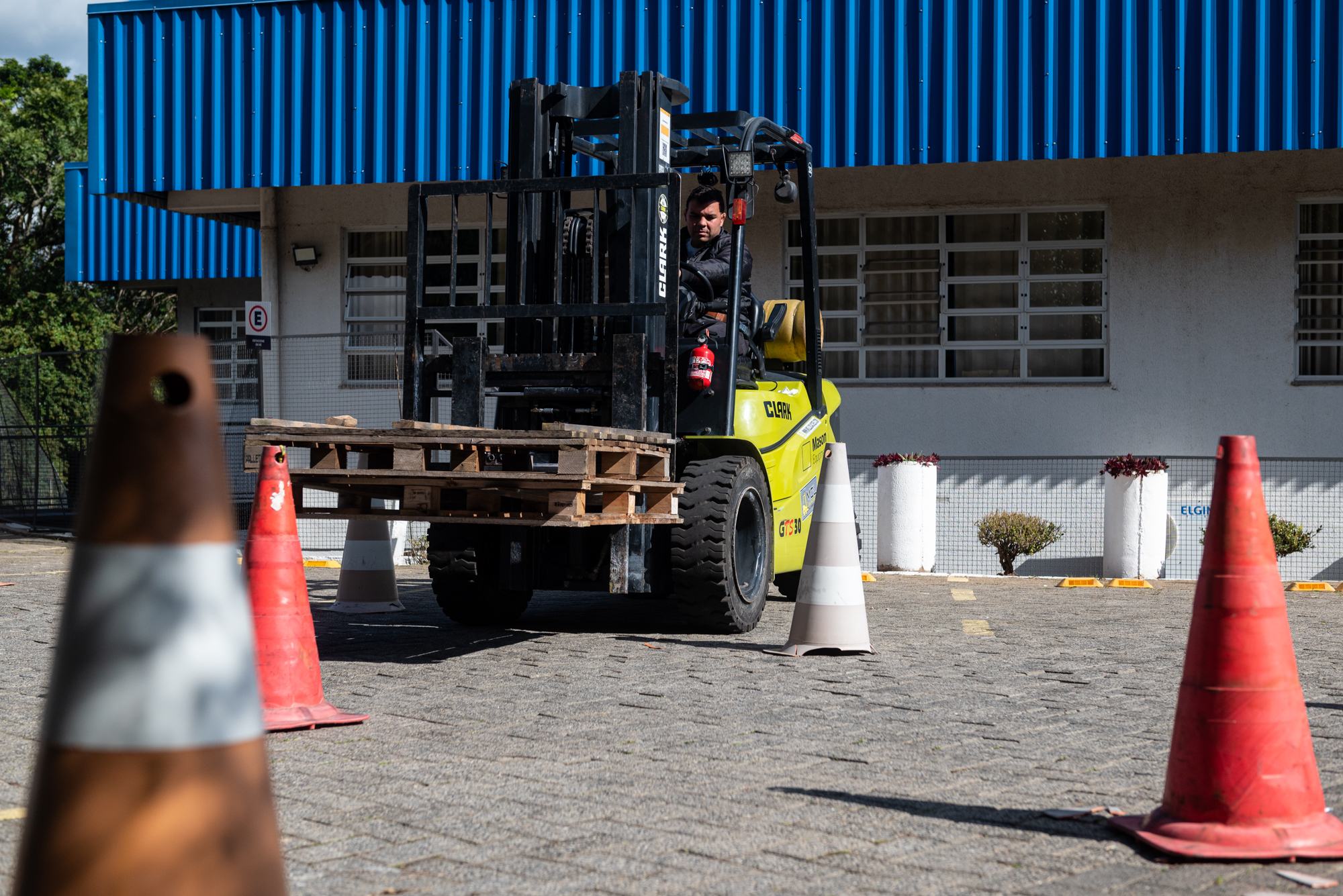Curso de Operador de Empilhadeira forma trabalhadores e Prefeitura anuncia nova turma para agosto