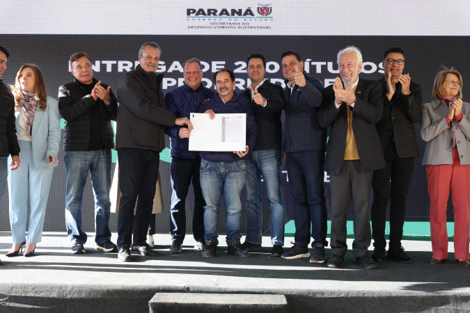 Governador entrega títulos de propriedade a 260 famílias dos Campos Gerais e da RMC