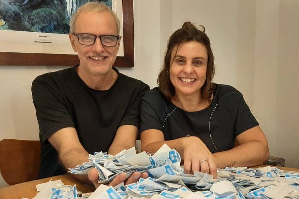Onde descartar o papel em que a figurinha da Copa vem colada?