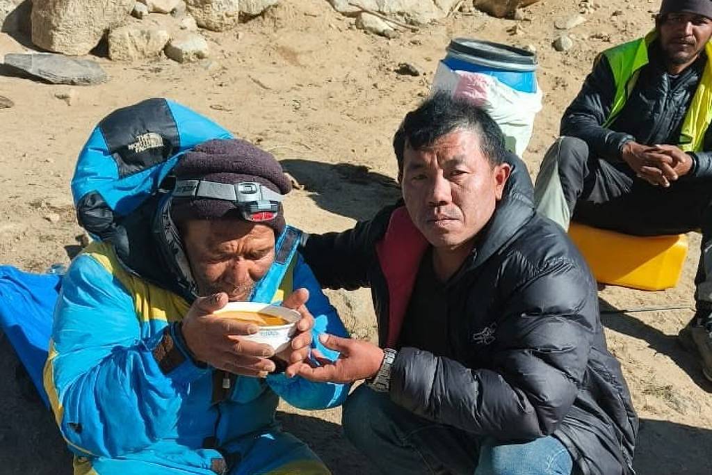 Abandonado, ele sobreviveu 7 dias sozinho no Everest sem comida ou oxigênio