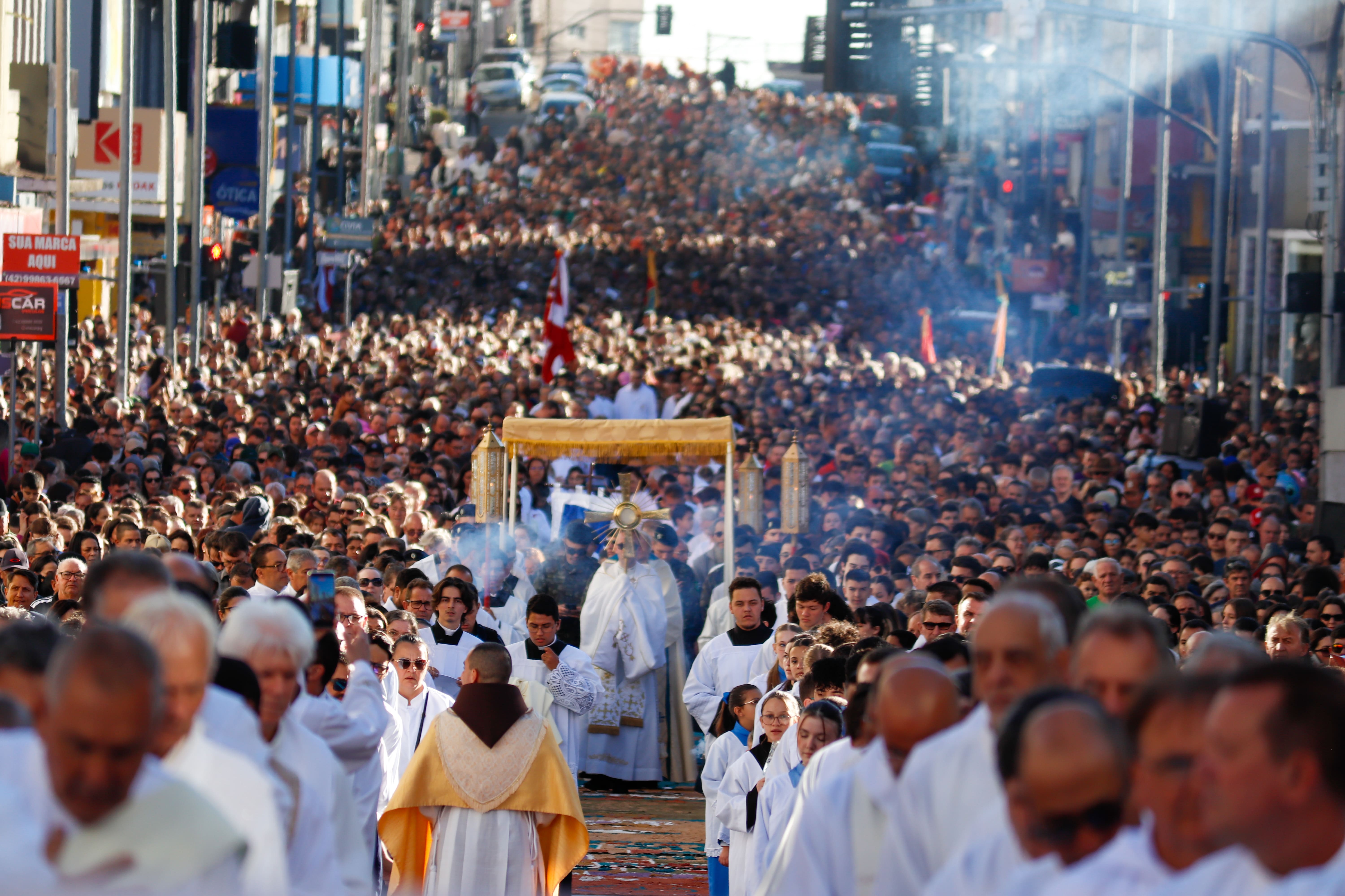 Cerca de 40 mil fiéis celebram Corpus Christi nas ruas de Ponta Grossa