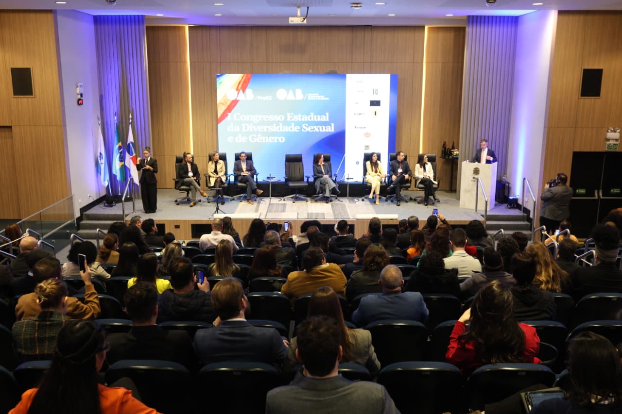 Conquistas no papel, lacunas na prática: OAB Paraná reúne juristas para debater direitos LGBTI+