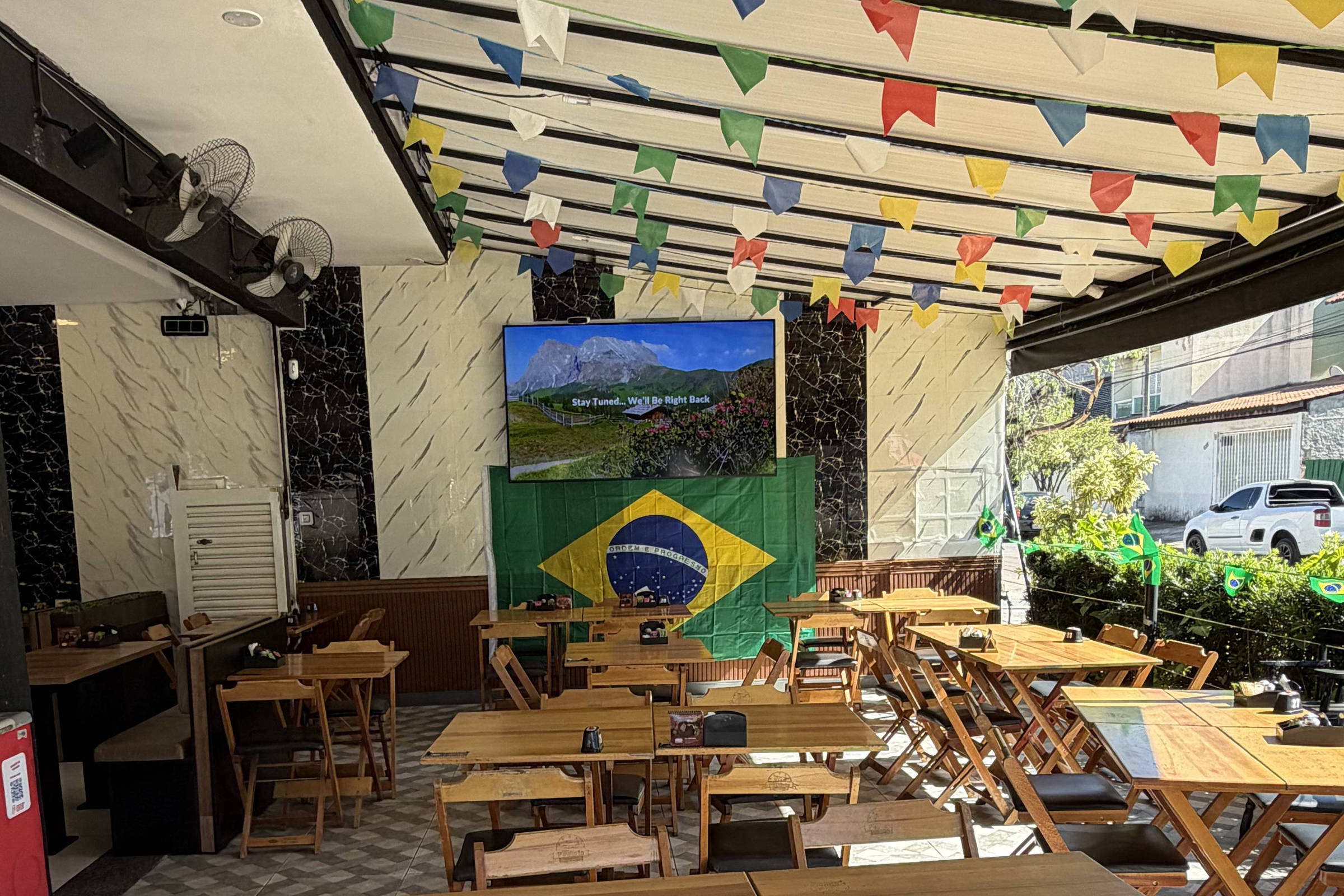 Empresas se preparam para ajustes na escala em dias de jogos da Copa e instalam telões; veja iniciativas