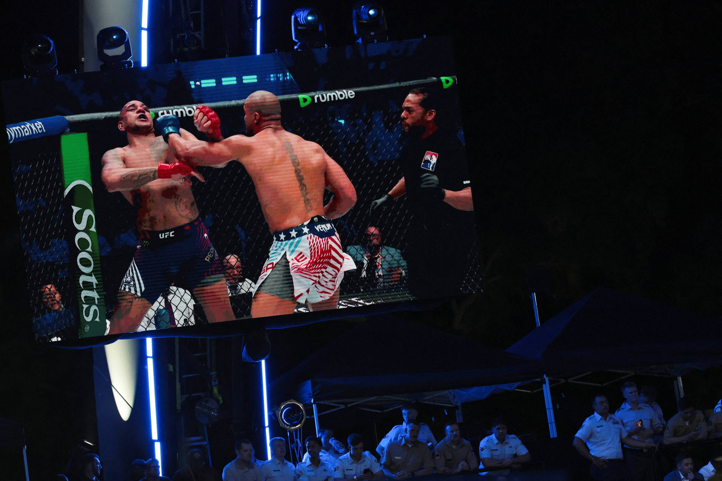Alex Poatan perde para francês e fica sem cinturão inédito no UFC em disputa na Casa Branca