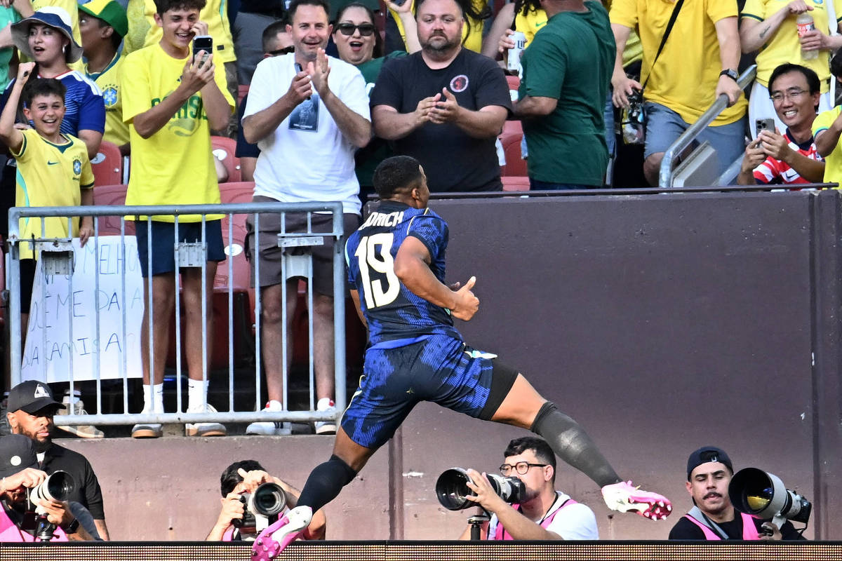 Brasil vai jogar com meiões pretos; entenda como uniformes da Copa são escolhidos
