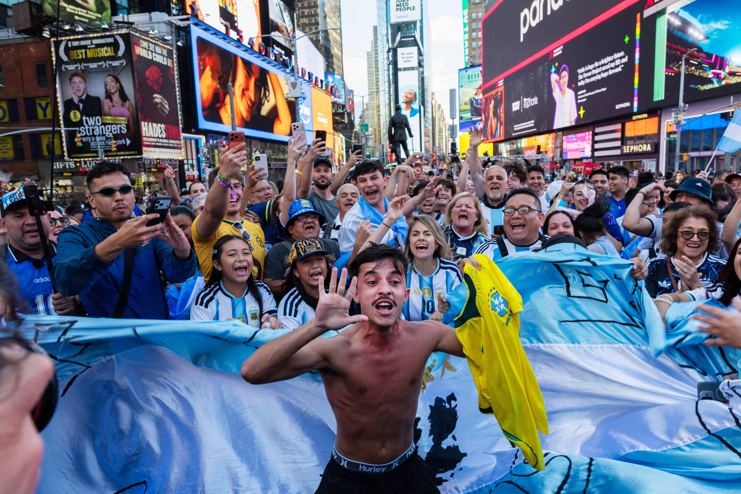 Como Times Square, cartão turístico dos EUA, tornou-se 'termômetro' do futebol