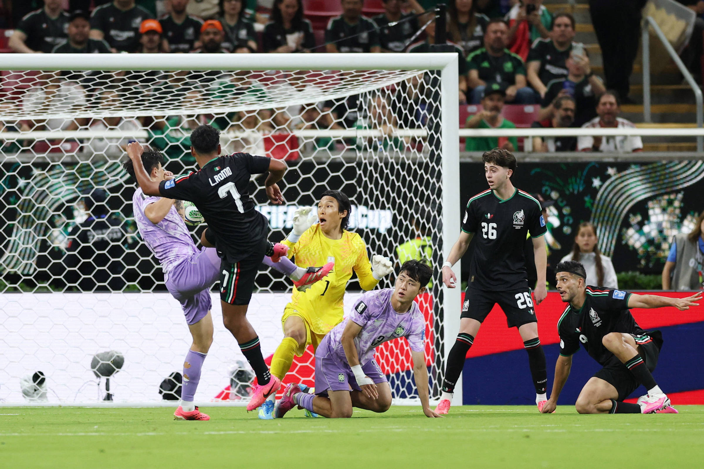 Goleiro sul-coreano falha, e México garante vaga na próxima fase da Copa