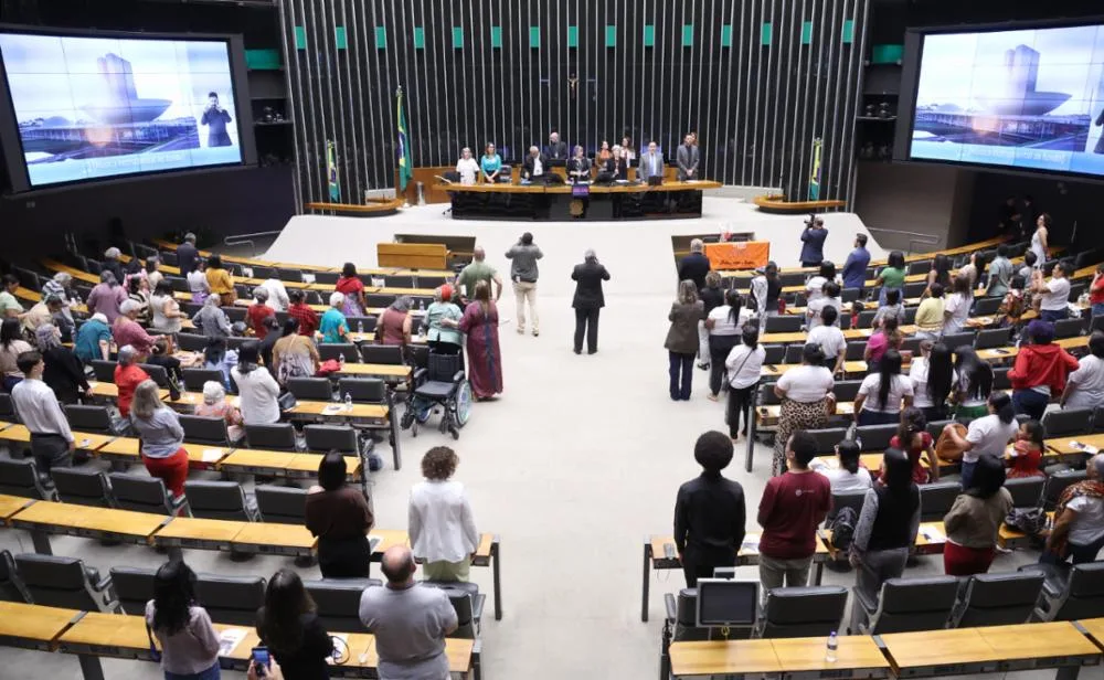 Câmara dos Deputados homenageia os 65 anos do Movimento de Educação de Base em sessão solene