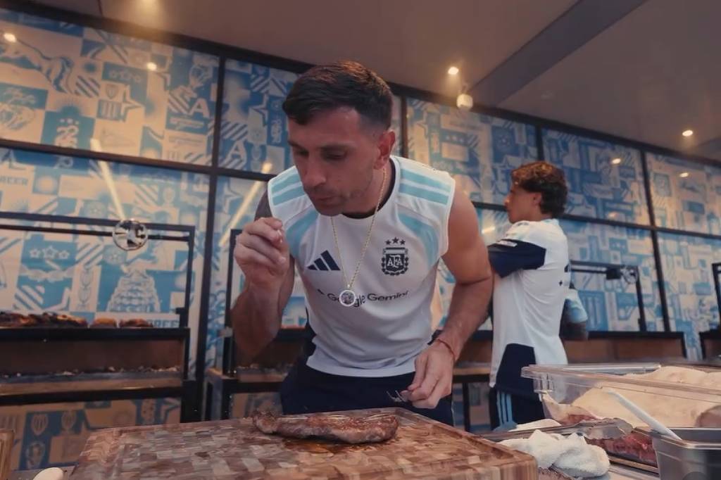 Seleção da Argentina celebra vitórias na Copa com churrascos