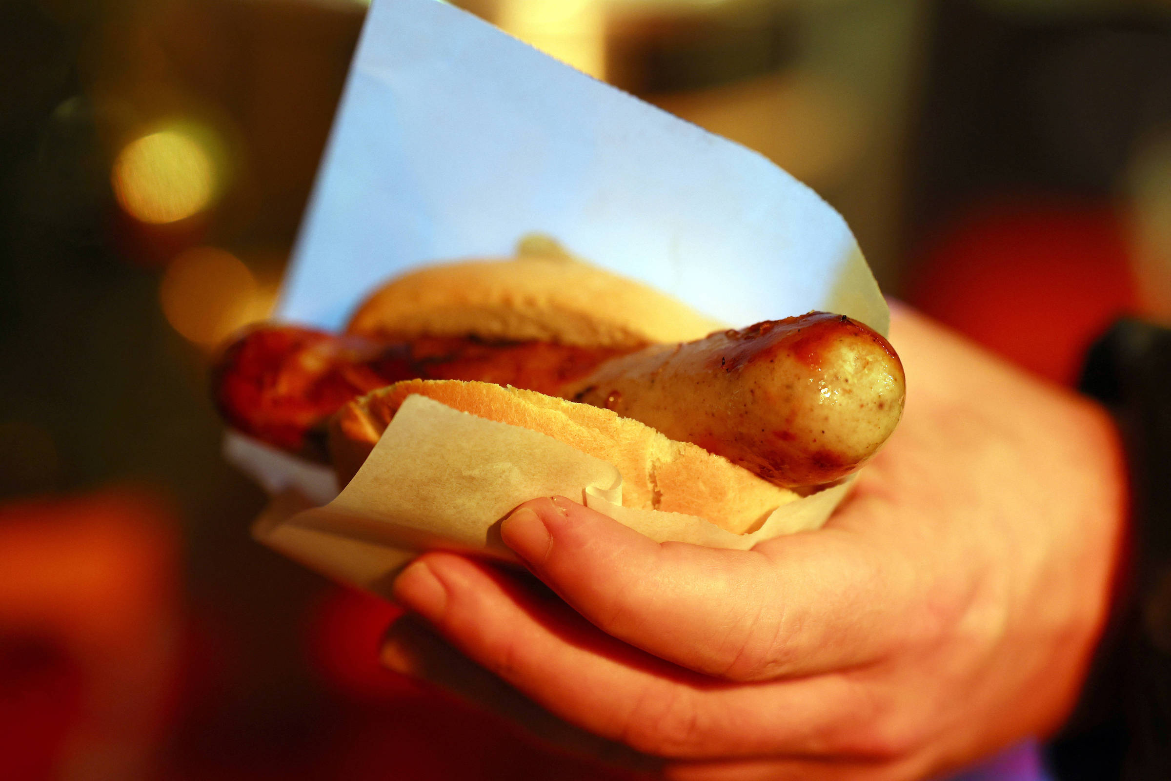 Bratwurst é lanche alemão popular em estádios e festas