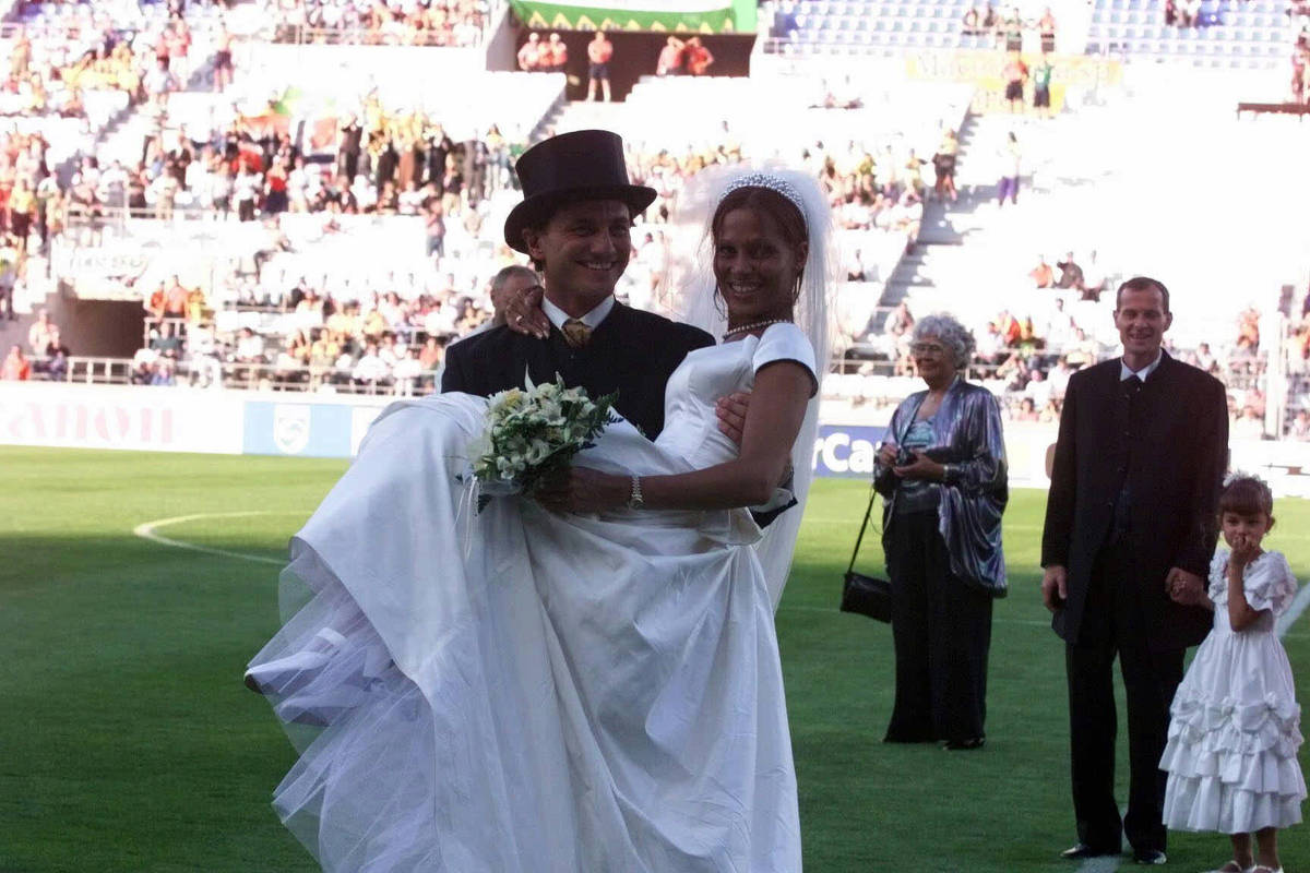 Copa teve casamento entre brasileira e norueguês no campo em 1998, na França